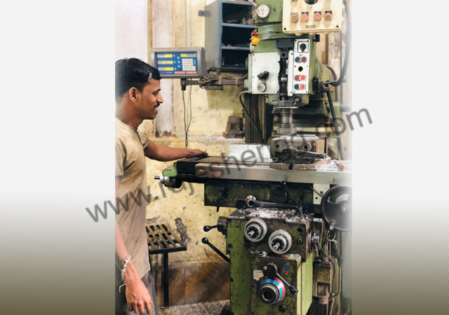 MILLING MACHINE